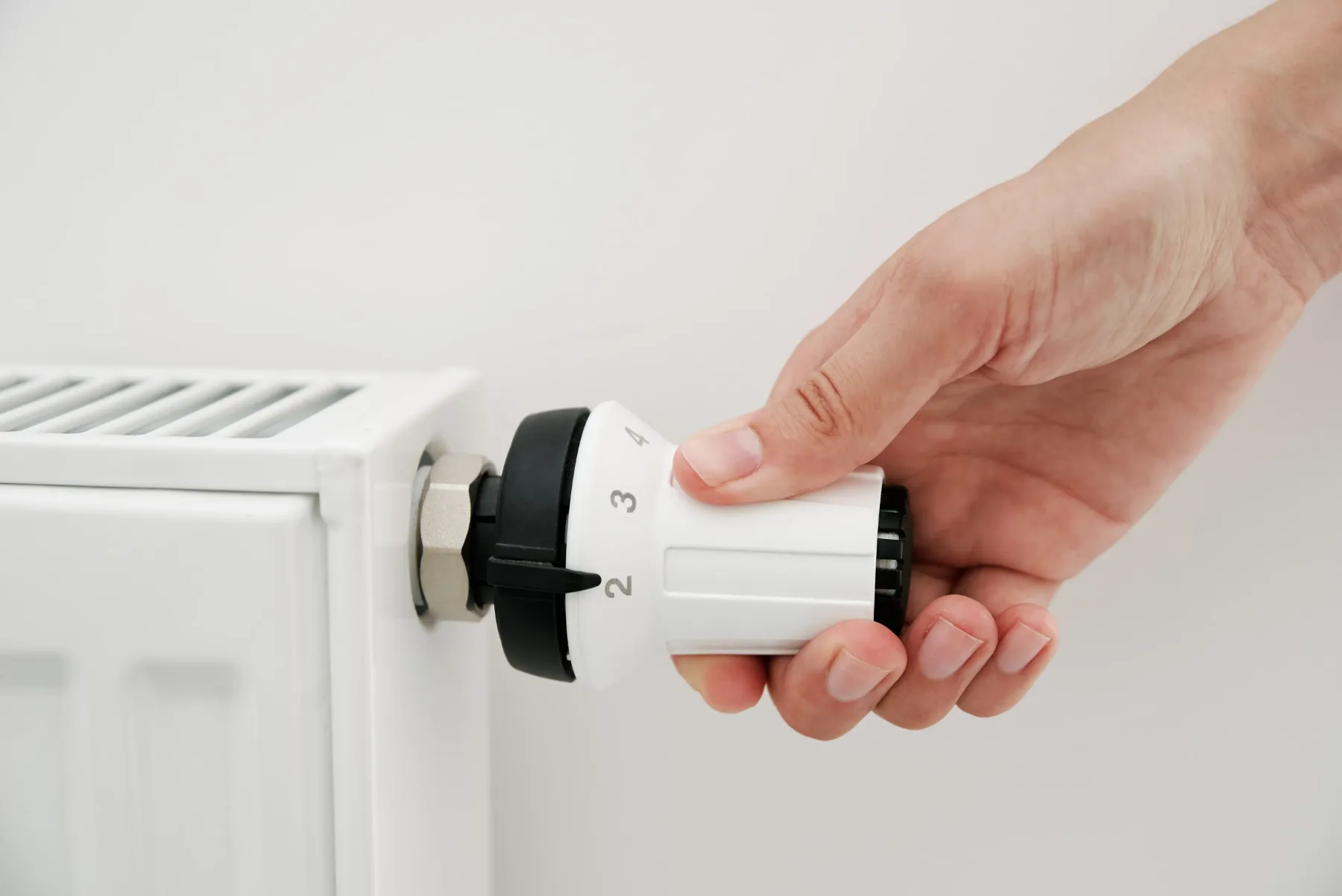 Adijo, visoki računi za ogrevanje! Razkrivamo, kaj pomenijo številke na radiatorskem ventilu in kako vam lahko prihranijo denar