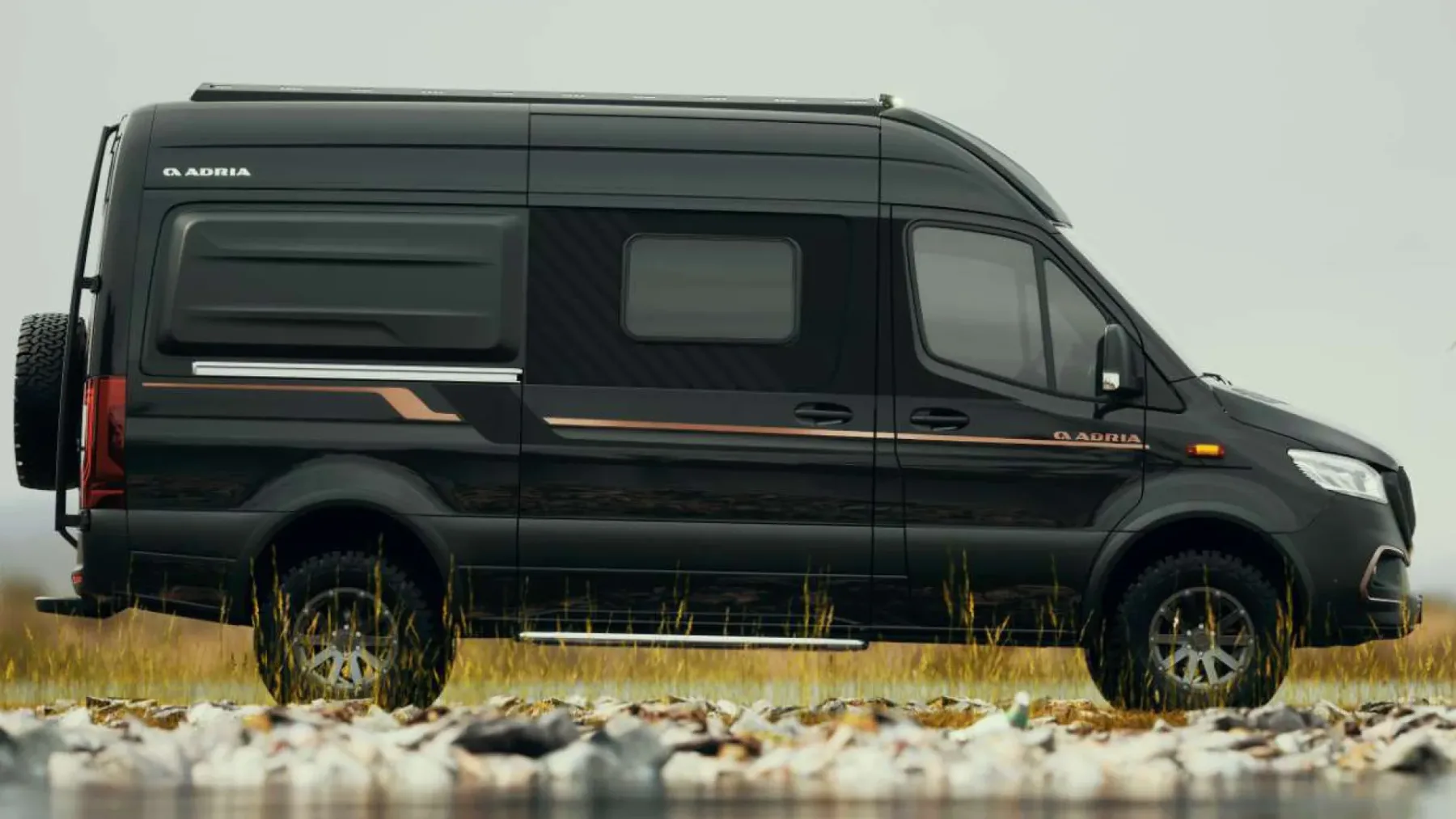 Adria SuperTwin Mercedes Sprinter: Luksuz, robustnost in svoboda – Adria SuperTwin na Mercedes Sprinterju s 4×4