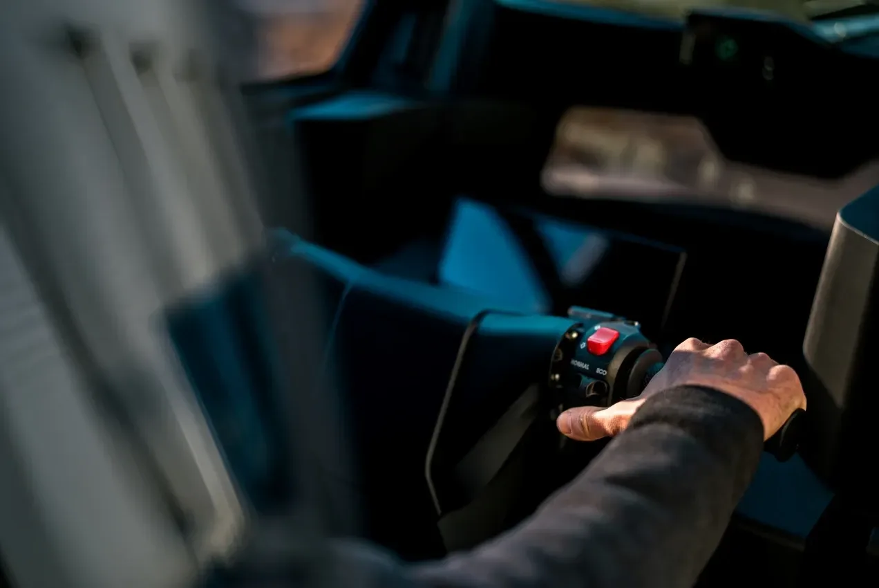 AE Motion: Majhen električni nagibni čudež, ki združuje motocikel in avtomobil