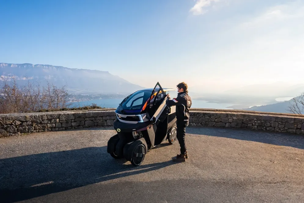 AE Motion: Majhen električni nagibni čudež, ki združuje motocikel in avtomobil