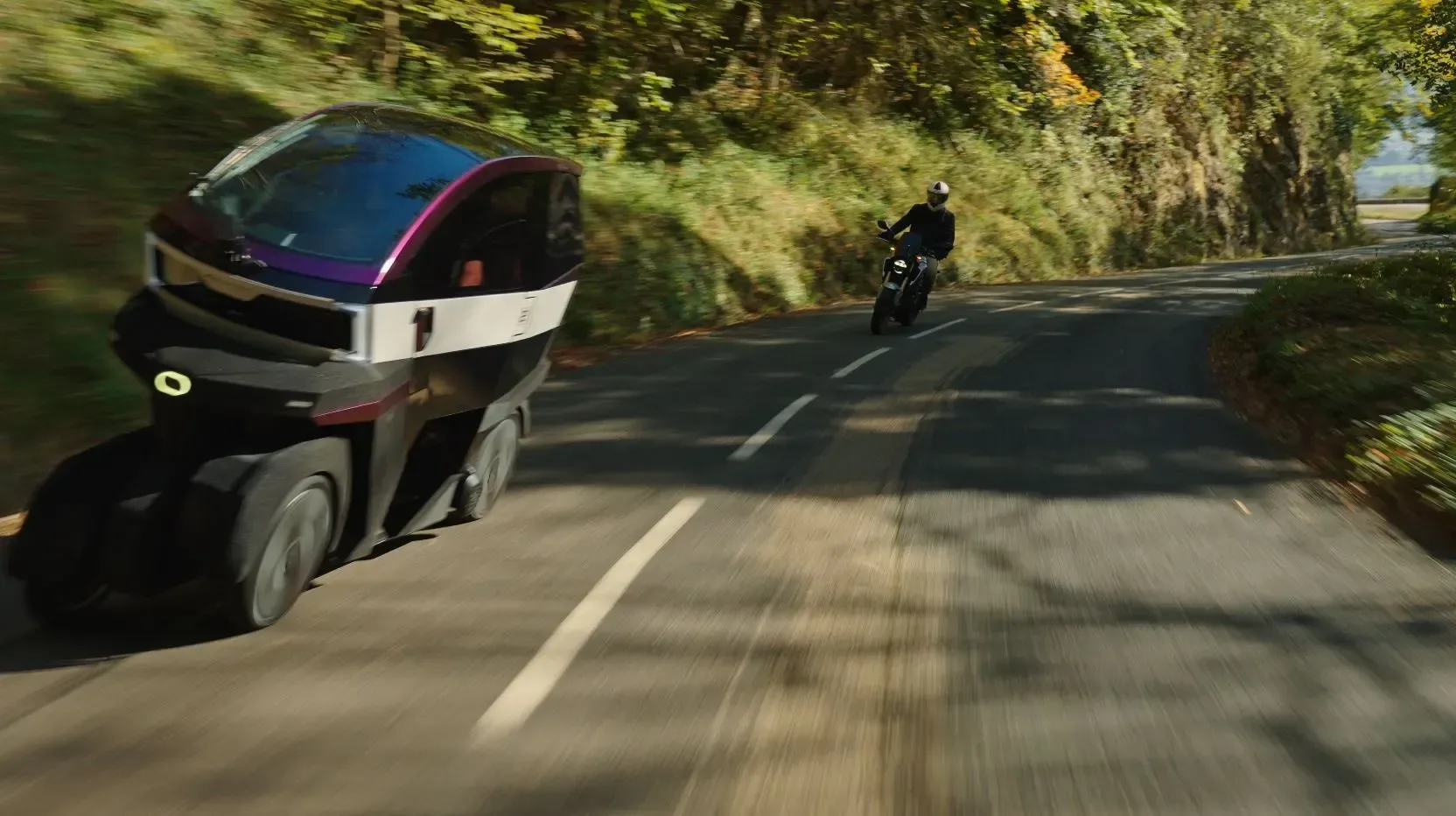 AE Motion: Majhen električni nagibni čudež, ki združuje motocikel in avtomobil