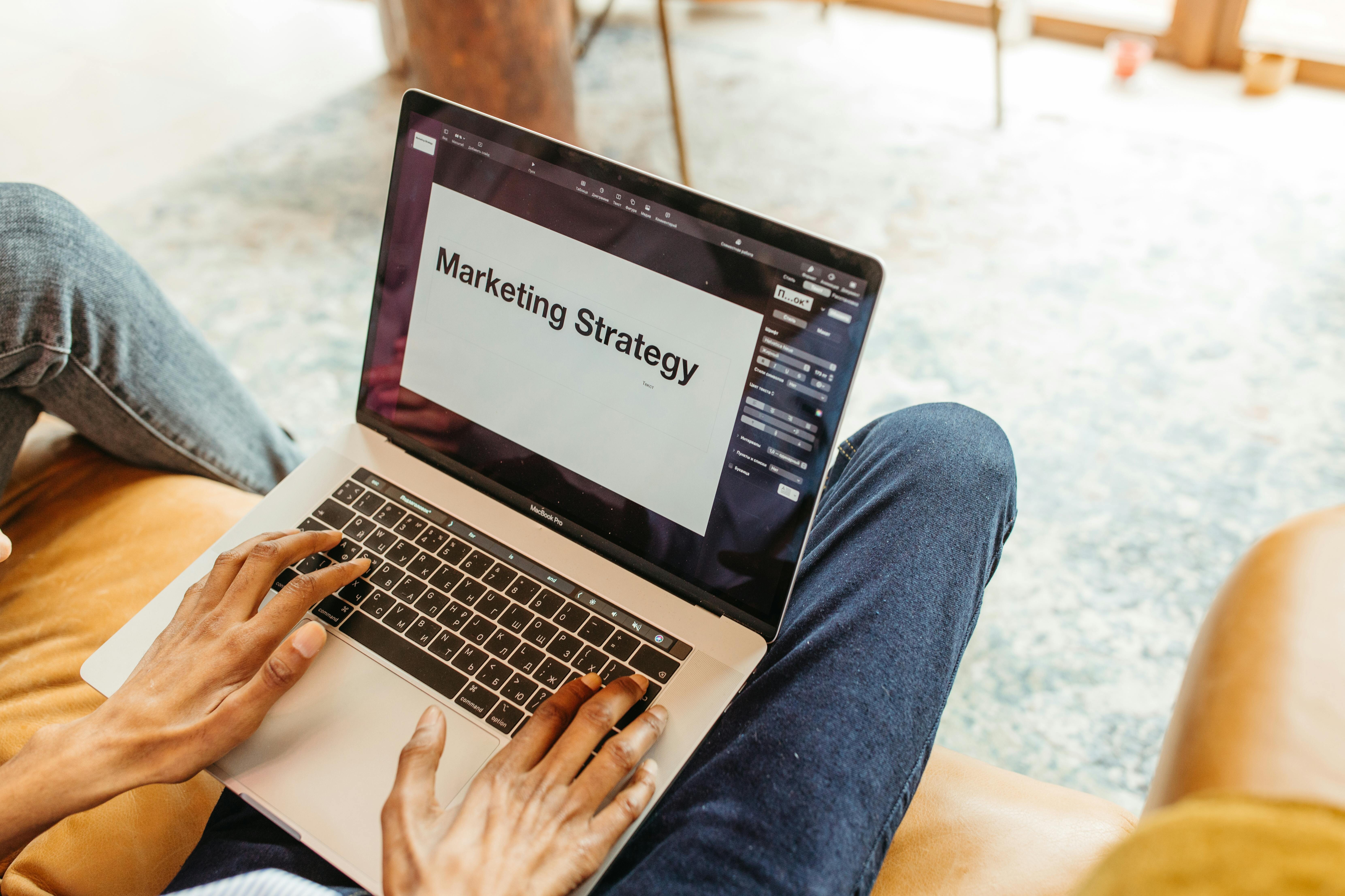 AI revolucija v marketingu: generativna AI spreminja marketing in prevzema delo marketinškega guruja
