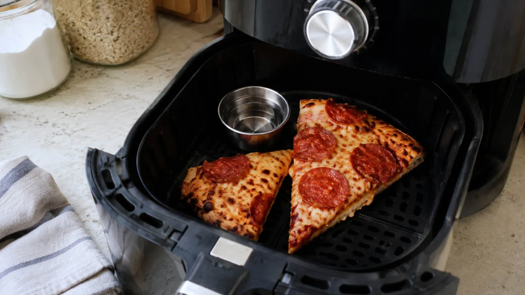 Air fryer uporabljate narobe: 10 trikov, zaradi katerih bo hrana bolj hrustljava, čiščenje pa lažje