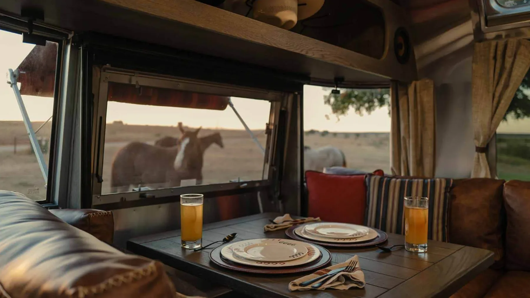 Airstream Stetson + 6666 Special Edition: Mobilni “saloon”, zaradi katerega boste želeli prodati hišo in kupiti kavbojske škornje