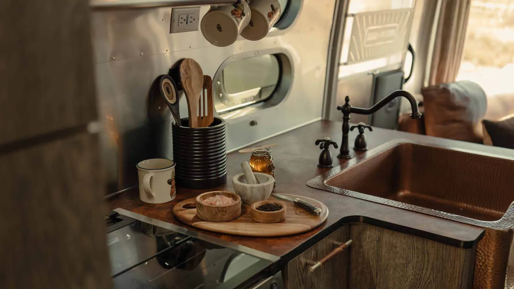 Airstream Stetson + 6666 Special Edition: Mobilni “saloon”, zaradi katerega boste želeli prodati hišo in kupiti kavbojske škornje
