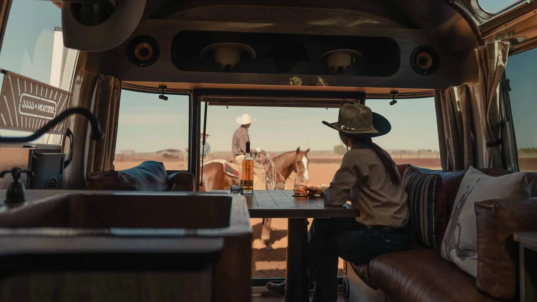 Airstream Stetson + 6666 Special Edition: Mobilni “saloon”, zaradi katerega boste želeli prodati hišo in kupiti kavbojske škornje