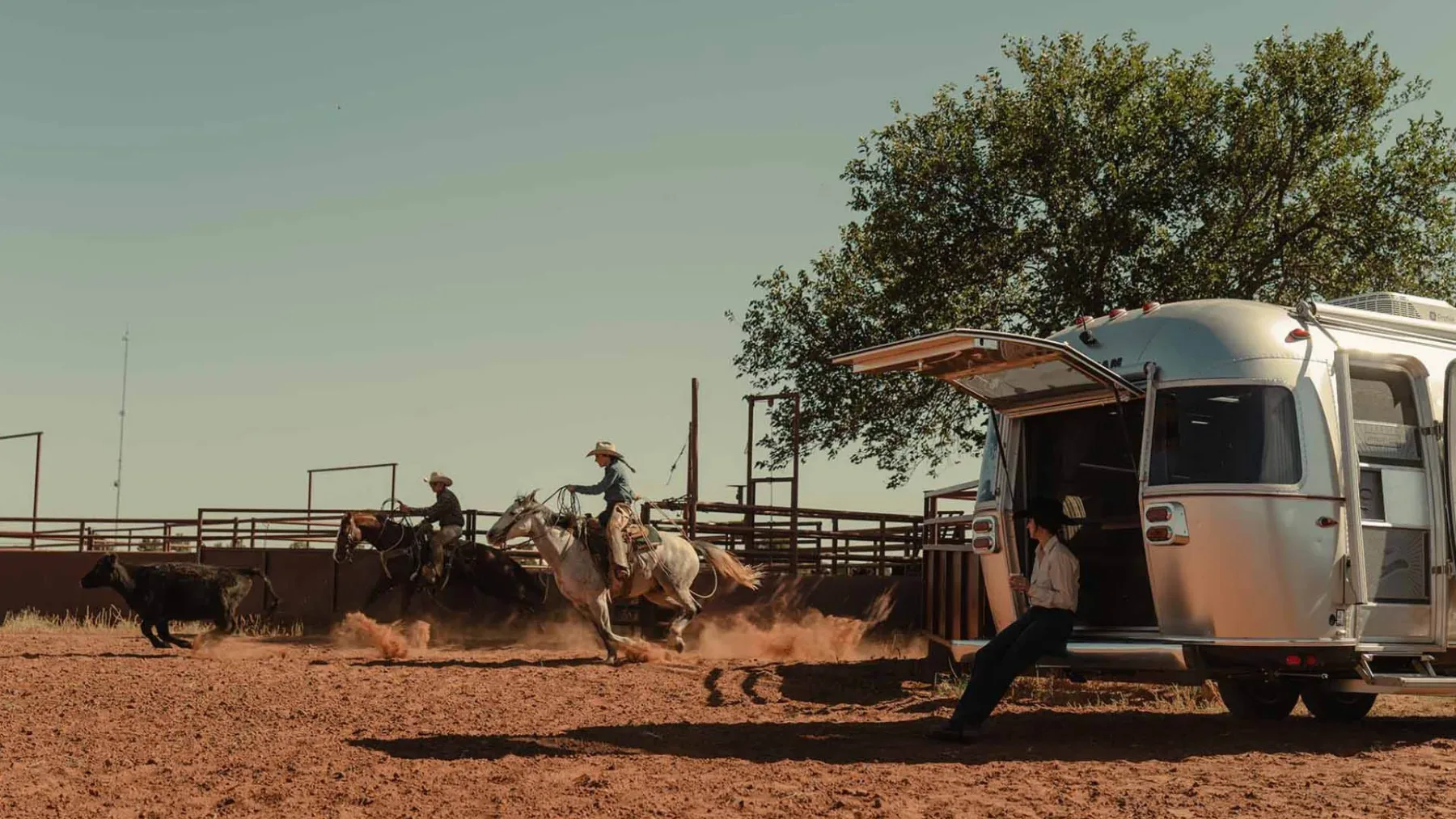 Airstream Stetson + 6666 Special Edition: Mobilni “saloon”, zaradi katerega boste želeli prodati hišo in kupiti kavbojske škornje
