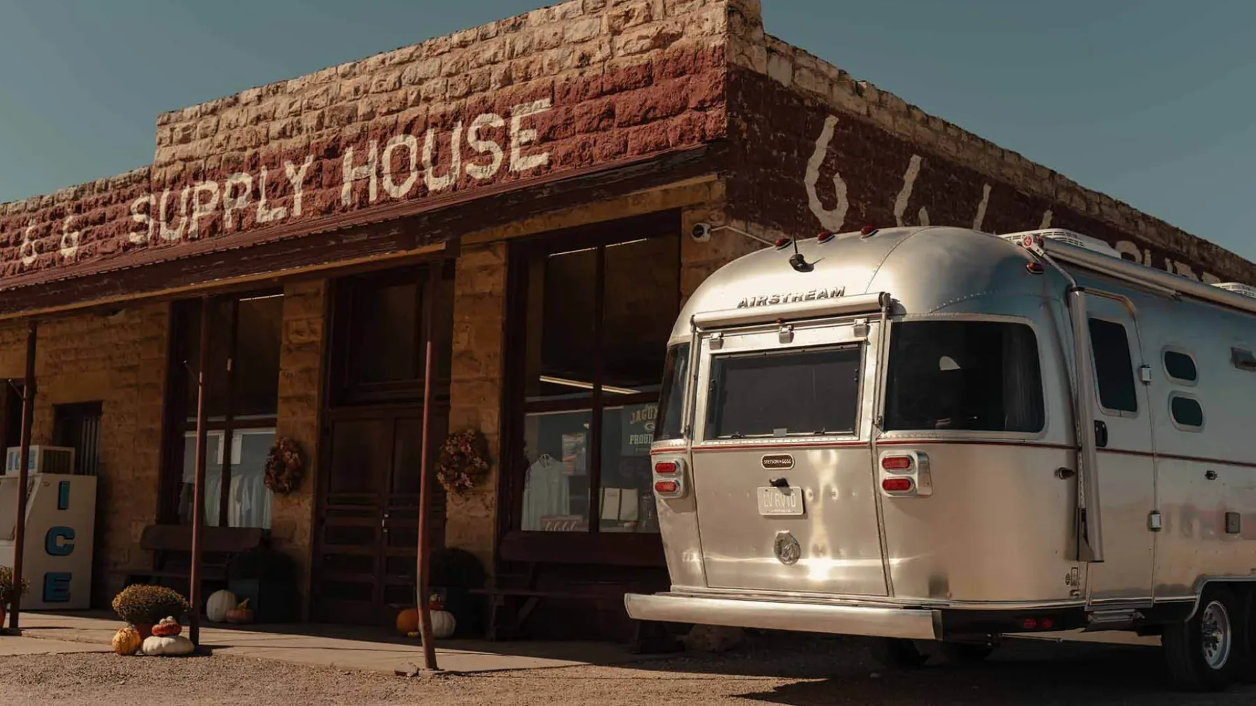 Airstream Stetson + 6666 Special Edition: Mobilni “saloon”, zaradi katerega boste želeli prodati hišo in kupiti kavbojske škornje