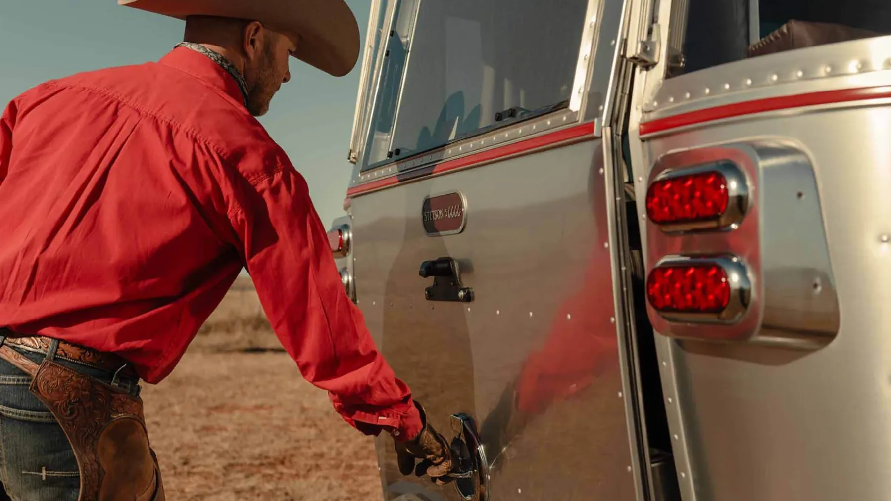 Airstream Stetson + 6666 Special Edition: Mobilni “saloon”, zaradi katerega boste želeli prodati hišo in kupiti kavbojske škornje