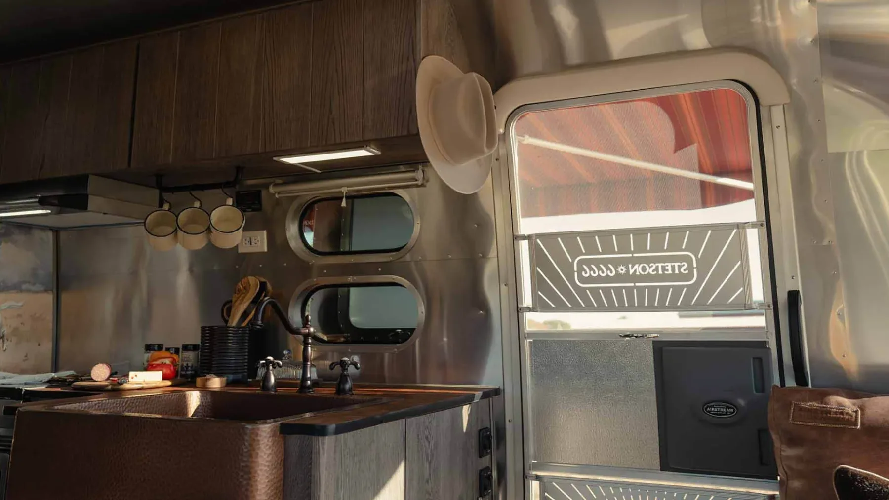Airstream Stetson + 6666 Special Edition: Mobilni “saloon”, zaradi katerega boste želeli prodati hišo in kupiti kavbojske škornje