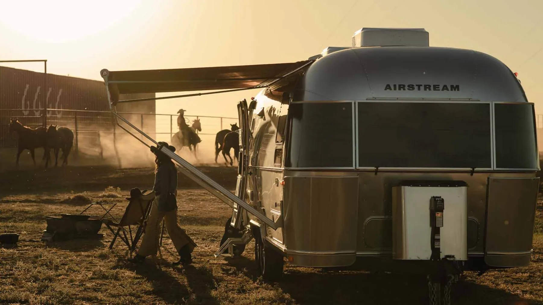 Airstream Stetson + 6666 Special Edition: Mobilni “saloon”, zaradi katerega boste želeli prodati hišo in kupiti kavbojske škornje