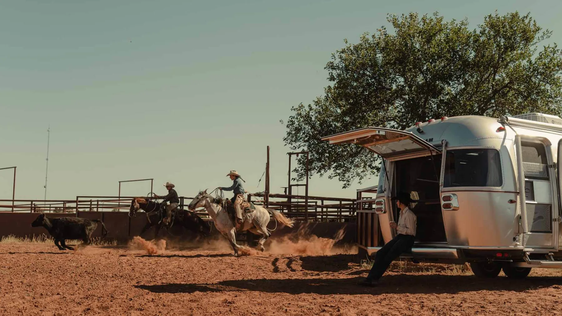 Airstream Stetson + 6666 Special Edition: Mobilni “saloon”, zaradi katerega boste želeli prodati hišo in kupiti kavbojske škornje