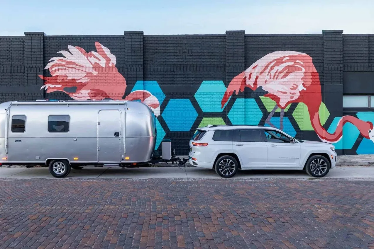 Airstream World Traveler 2026: končno “srebrni metek”, ki ga lahko vleče tudi vaš električni SUV