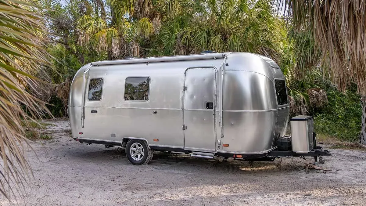 Airstream World Traveler 2026: končno “srebrni metek”, ki ga lahko vleče tudi vaš električni SUV