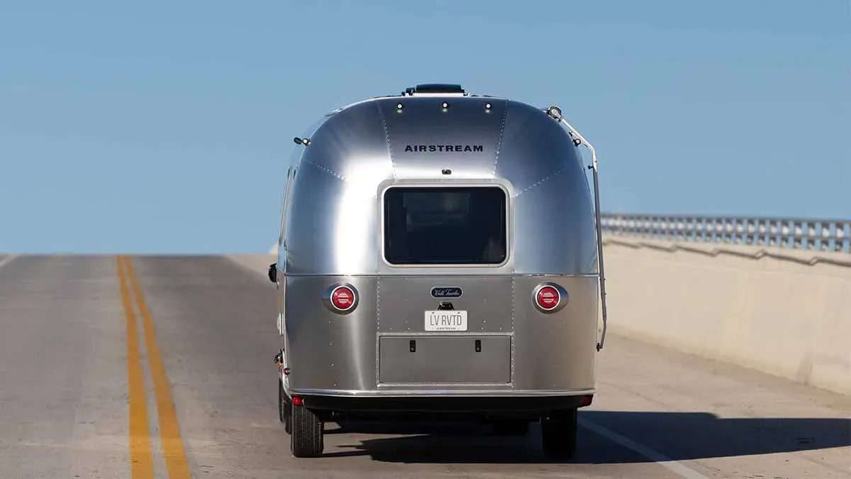 Airstream World Traveler 2026: končno “srebrni metek”, ki ga lahko vleče tudi vaš električni SUV