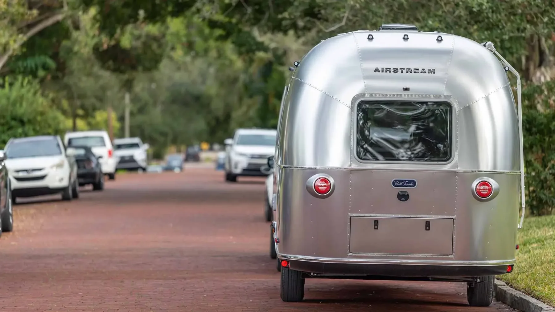 Airstream World Traveler 2026: končno “srebrni metek”, ki ga lahko vleče tudi vaš električni SUV