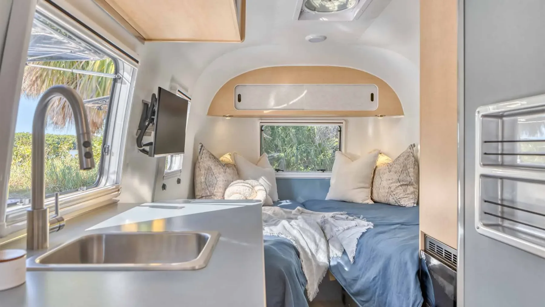 Airstream World Traveler 2026: končno “srebrni metek”, ki ga lahko vleče tudi vaš električni SUV