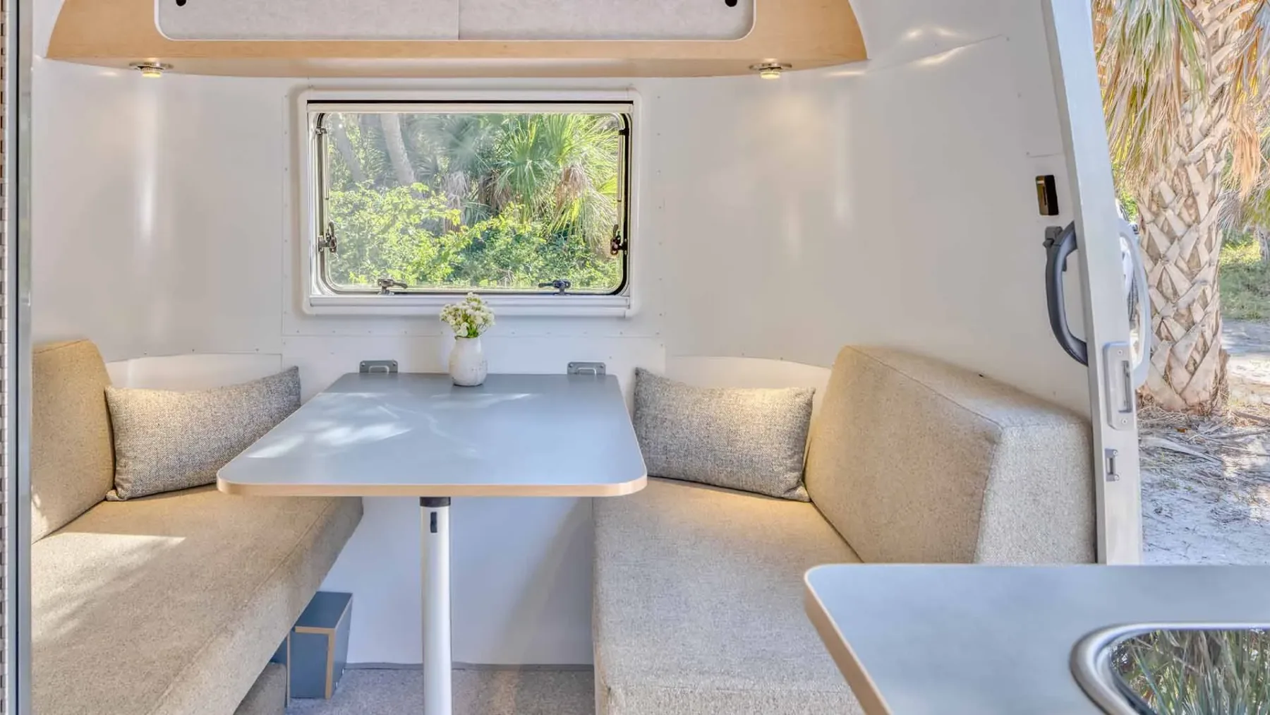 Airstream World Traveler 2026: končno “srebrni metek”, ki ga lahko vleče tudi vaš električni SUV