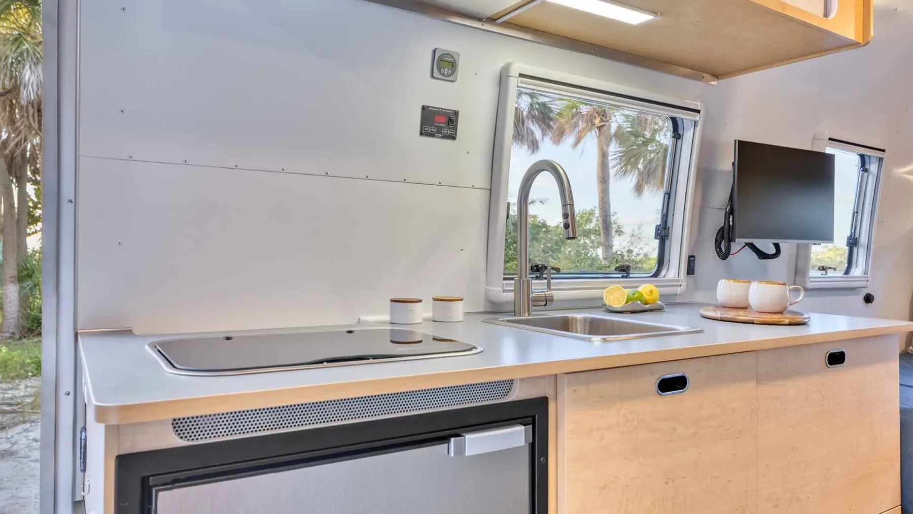 Airstream World Traveler 2026: končno “srebrni metek”, ki ga lahko vleče tudi vaš električni SUV