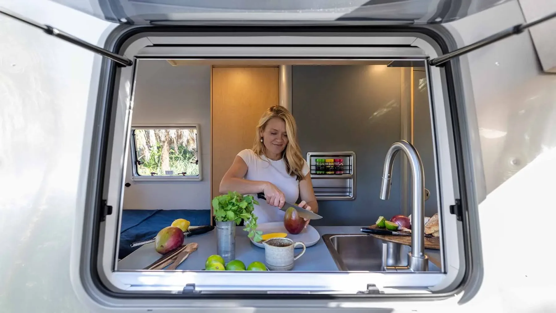 Airstream World Traveler 2026: končno “srebrni metek”, ki ga lahko vleče tudi vaš električni SUV
