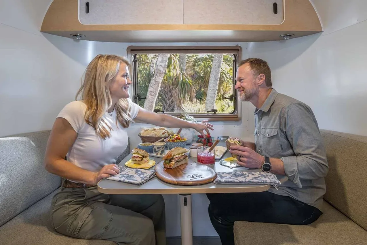 Airstream World Traveler 2026: končno “srebrni metek”, ki ga lahko vleče tudi vaš električni SUV