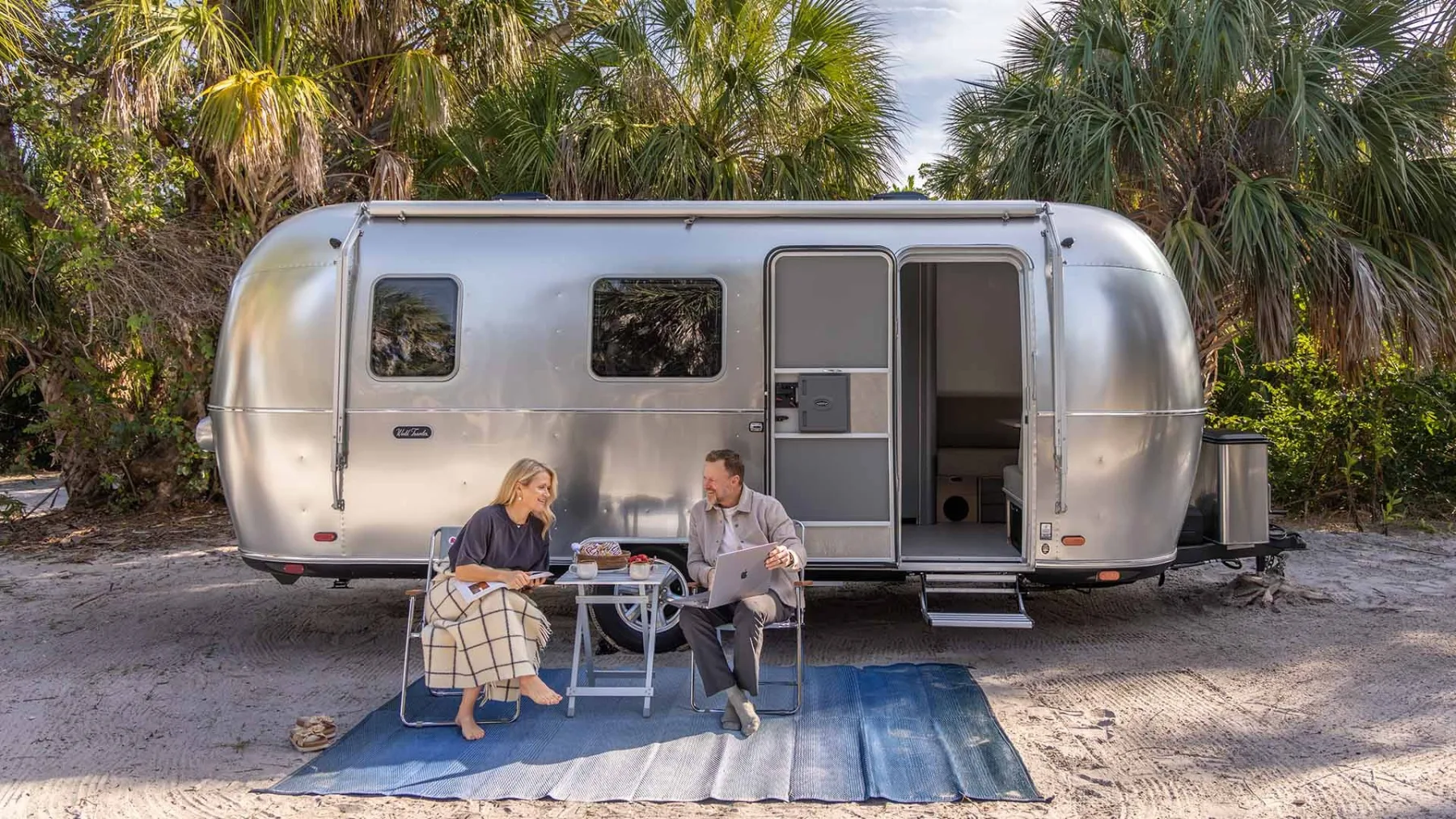 Airstream World Traveler 2026: končno “srebrni metek”, ki ga lahko vleče tudi vaš električni SUV