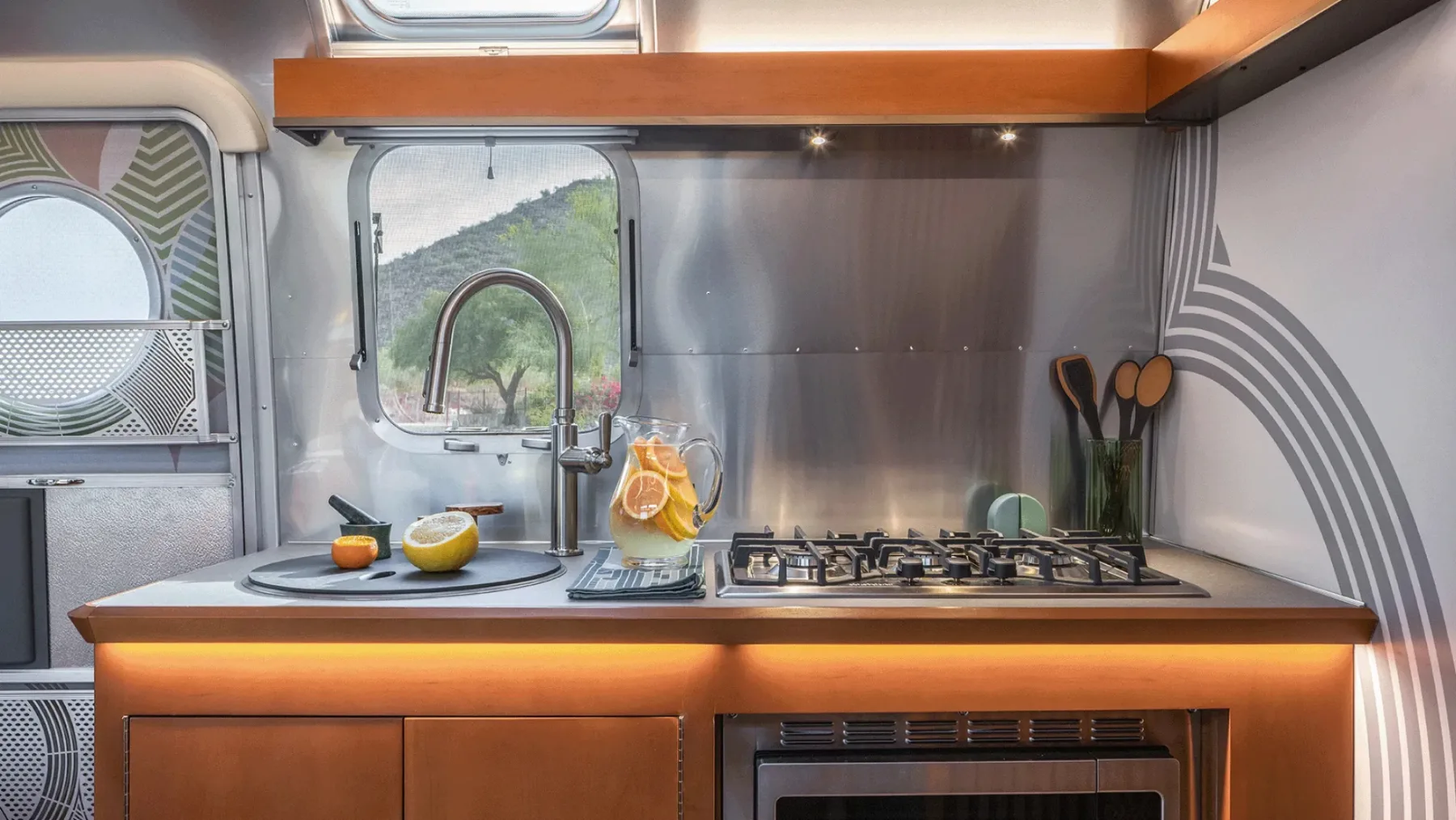Airstream x Frank Lloyd Wright: Umetnost na kolesih, ki redefinira luksuzno kampiranje