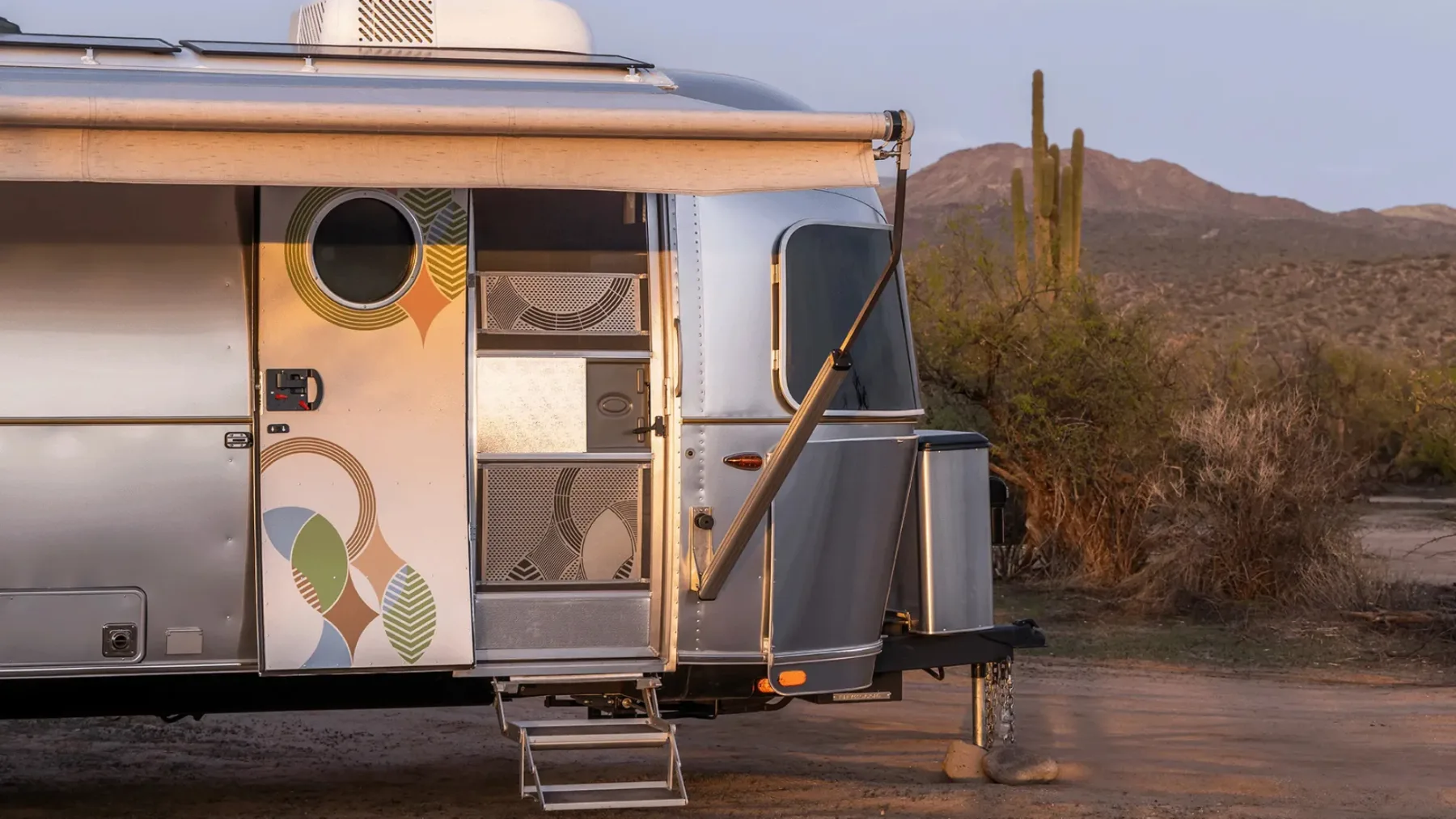 Airstream x Frank Lloyd Wright: Umetnost na kolesih, ki redefinira luksuzno kampiranje