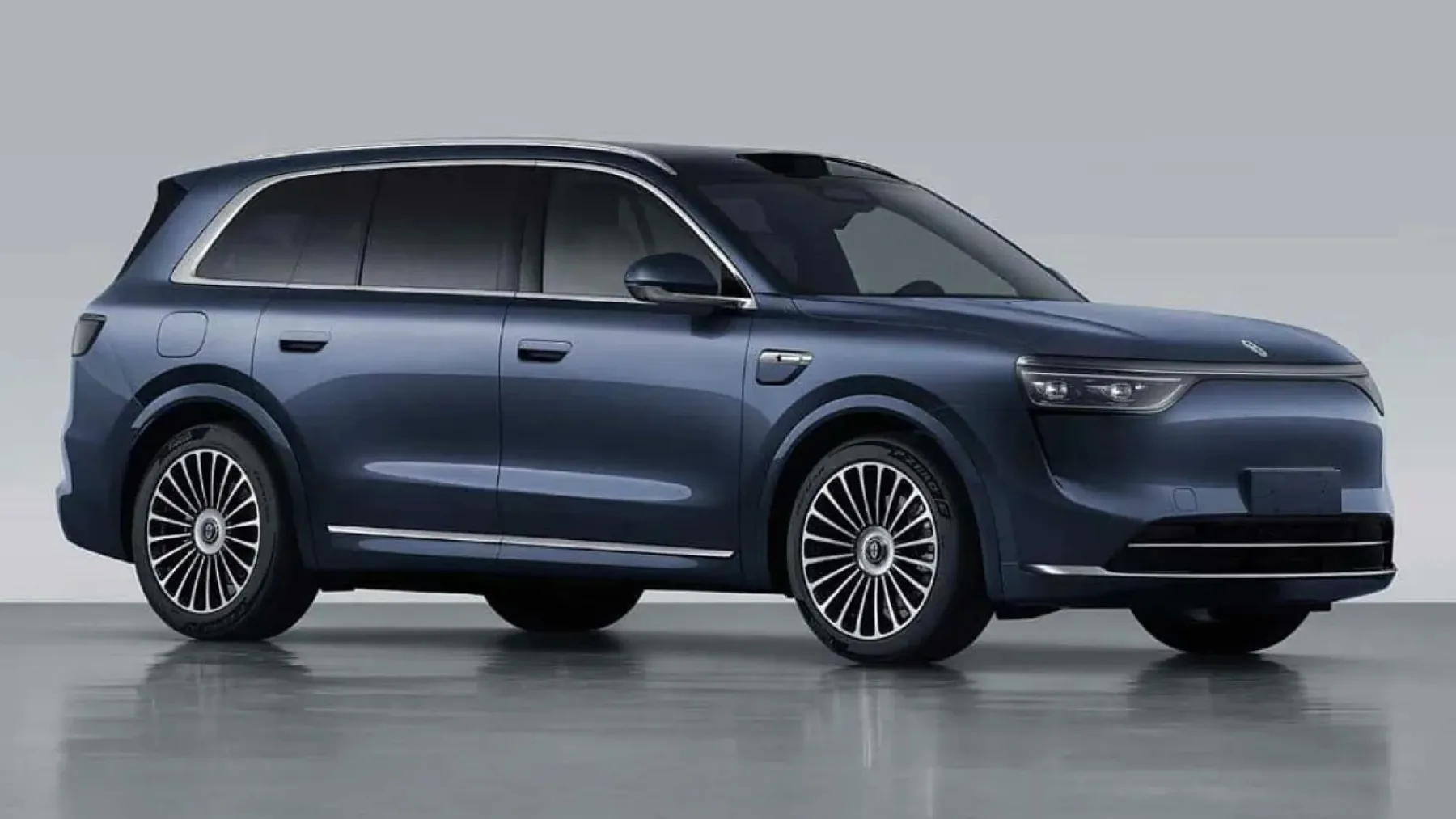 Aito M8 EREV z dosegom 1.526 km: kitajski SUV, ki se smeji Tesli in Audiju
