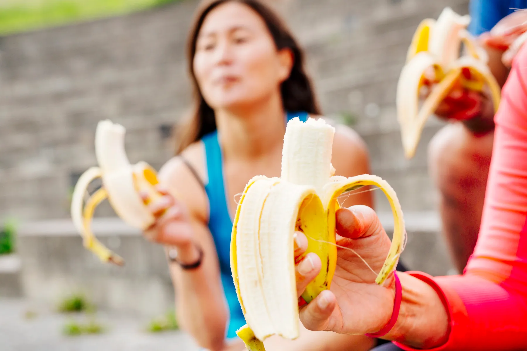 Ali je treba oprati banane? Tukaj so razlogi, zakaj je to morda dobra ideja
