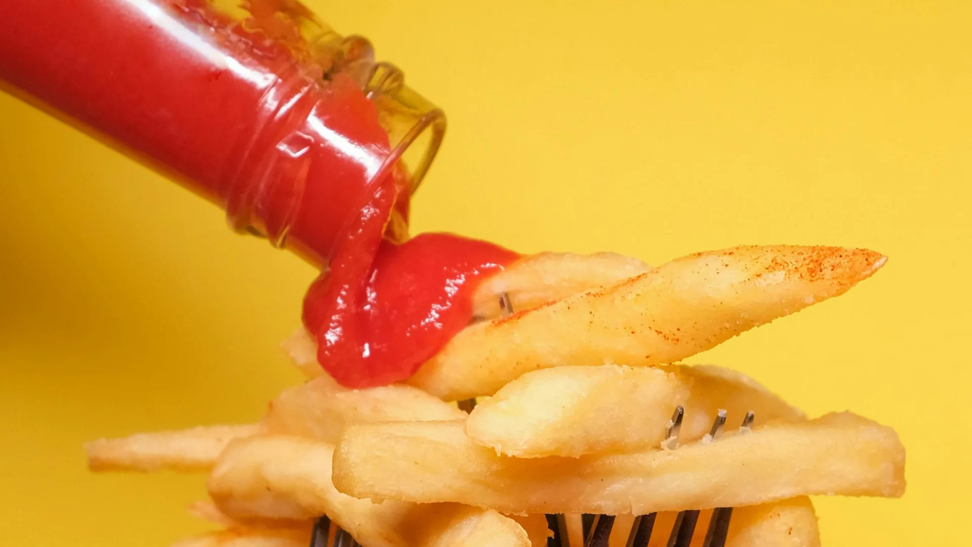 Ali morate imeti ketchup v hladilniku?! Vedno ste ga hranili narobe!