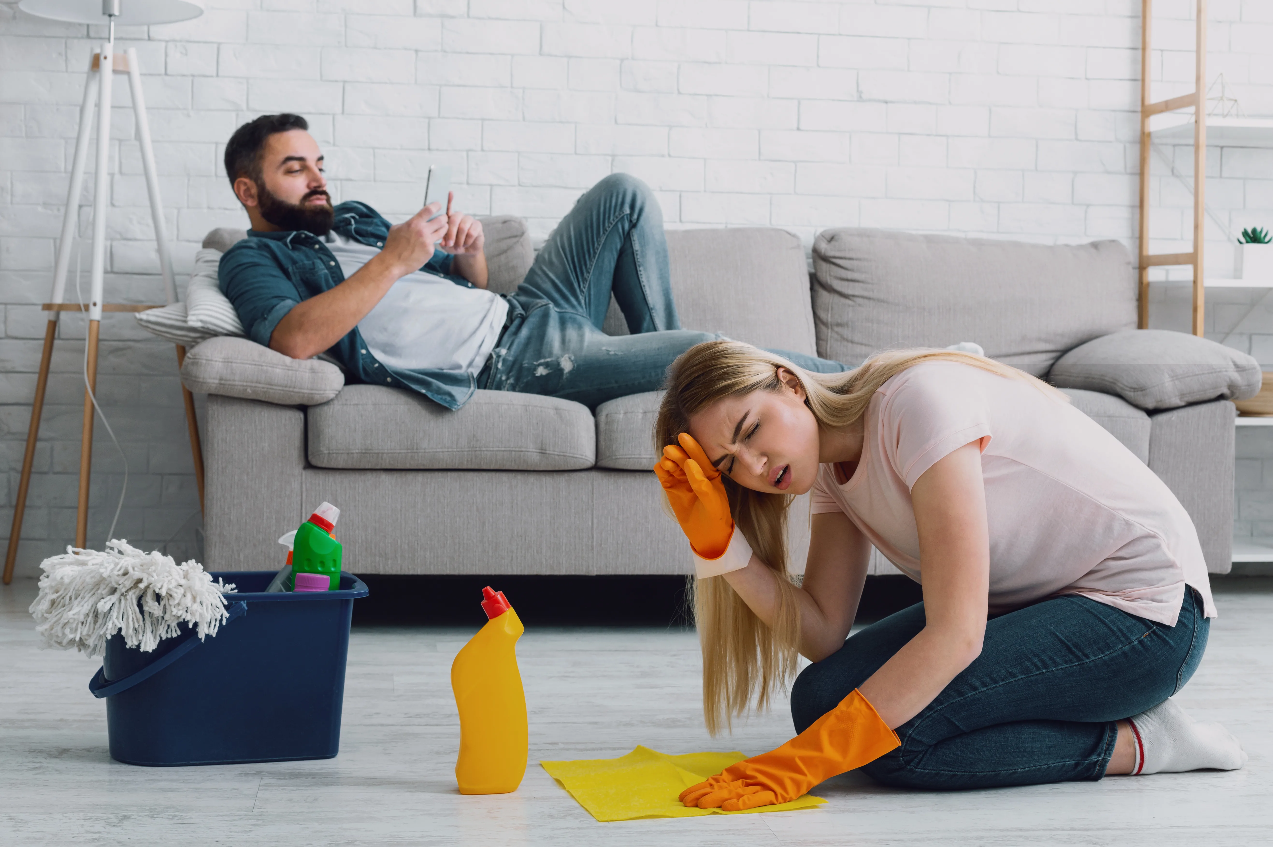 Ali opravljate preveč stvari namesto partnerja? 6 pasti, ki lahko škodujejo vajinemu razmerju