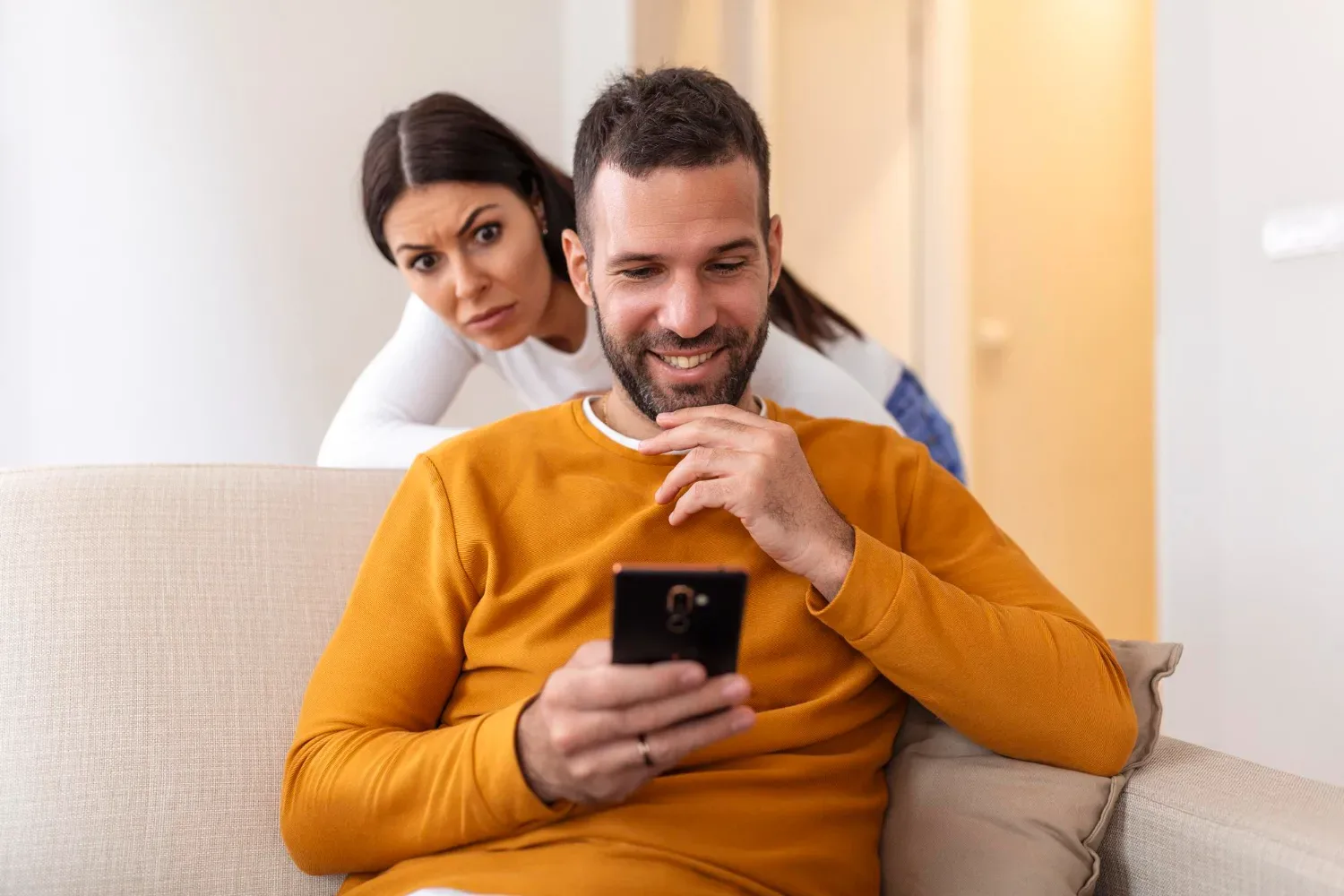 Ali partner sledi vsakemu vašemu koraku? 5 skrivnih znakov, da partner vohuni za vami prek telefona