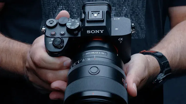 Ali so digitalni fotoaparati v letu 2026 še vedno vredni nakupa ali pa so nas pametni telefoni popolnoma polenili?