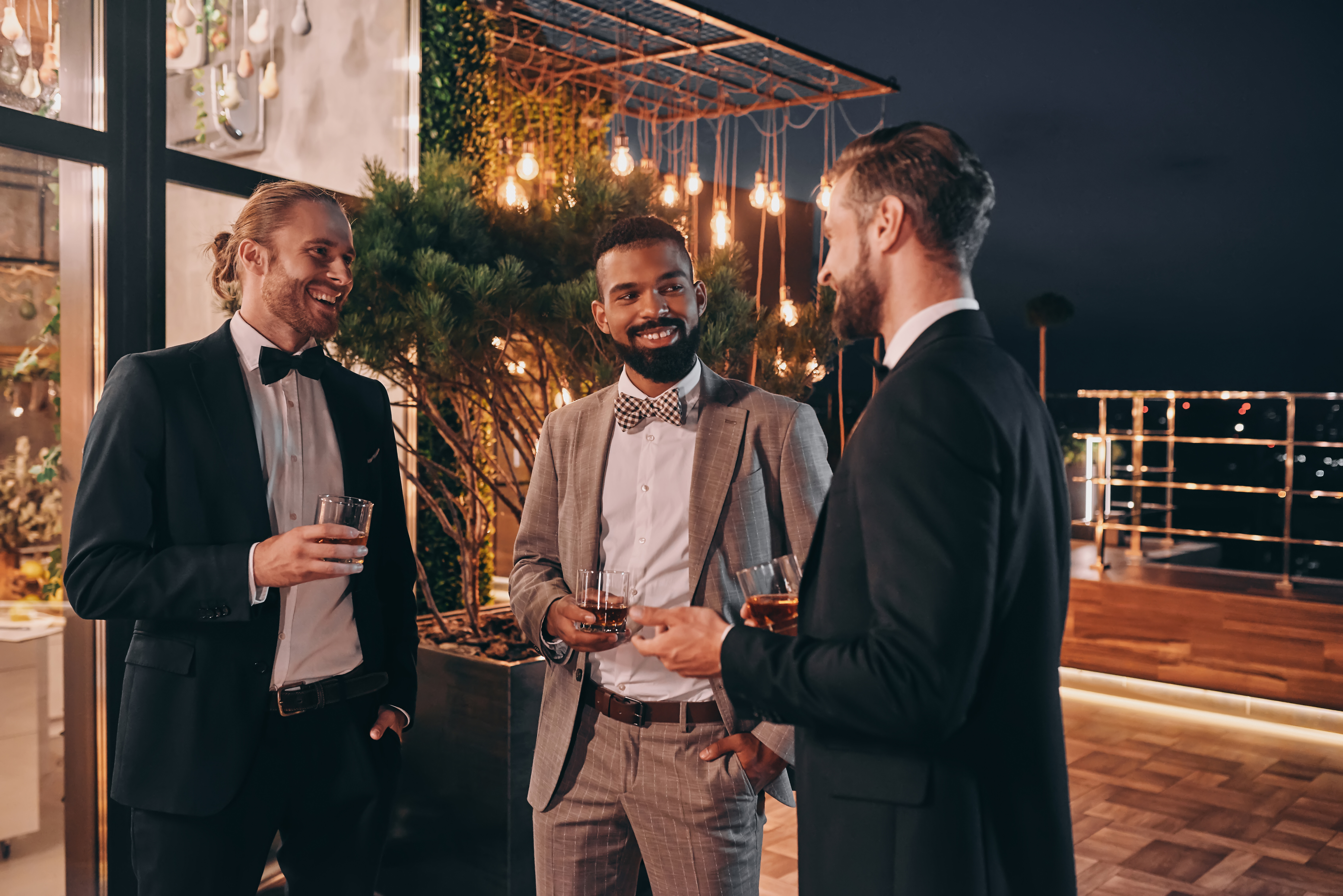 Ali vas vedno isti “small talk” utruja? Presenetite s temi temami…