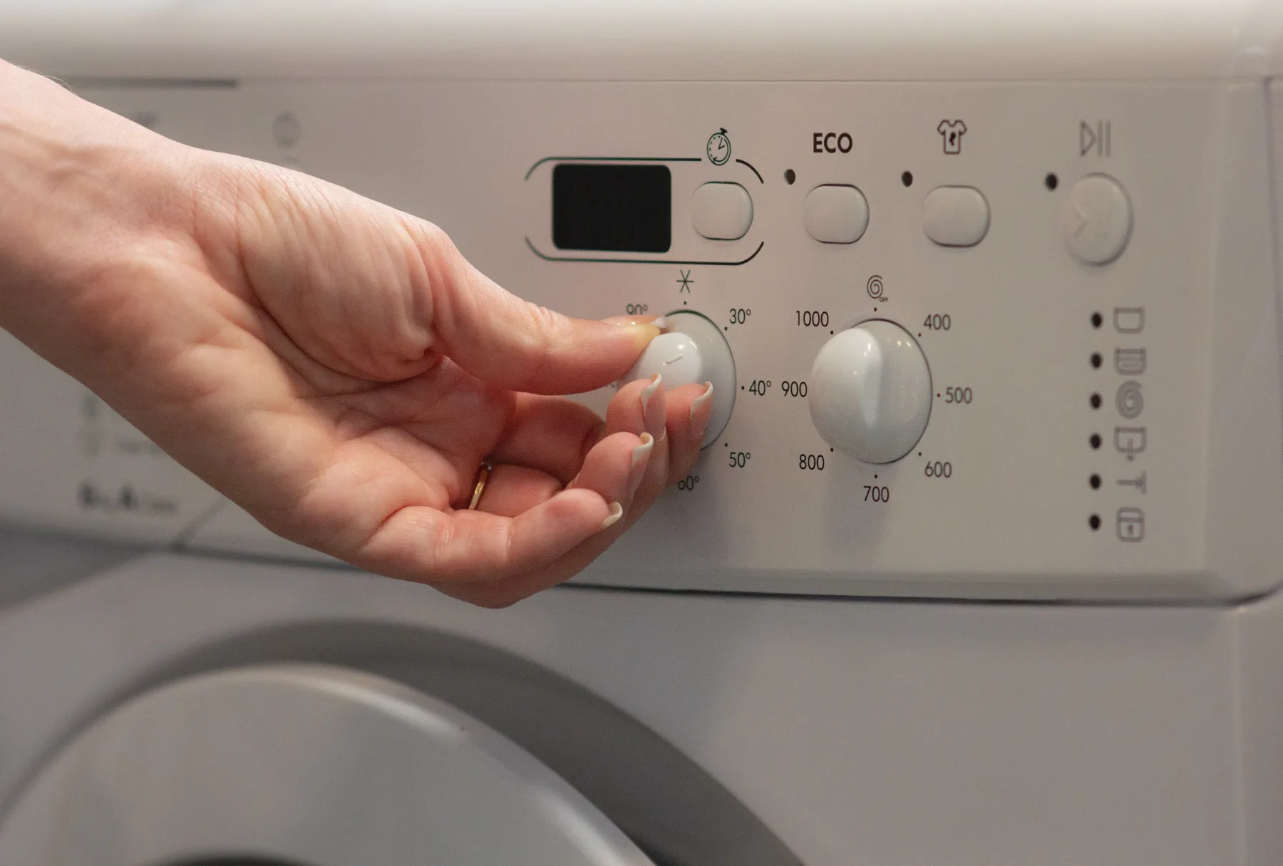 Ali veste, da je na vašem pralnem stroju gumb, ki lahko zmanjša račune za elektriko do 65 %