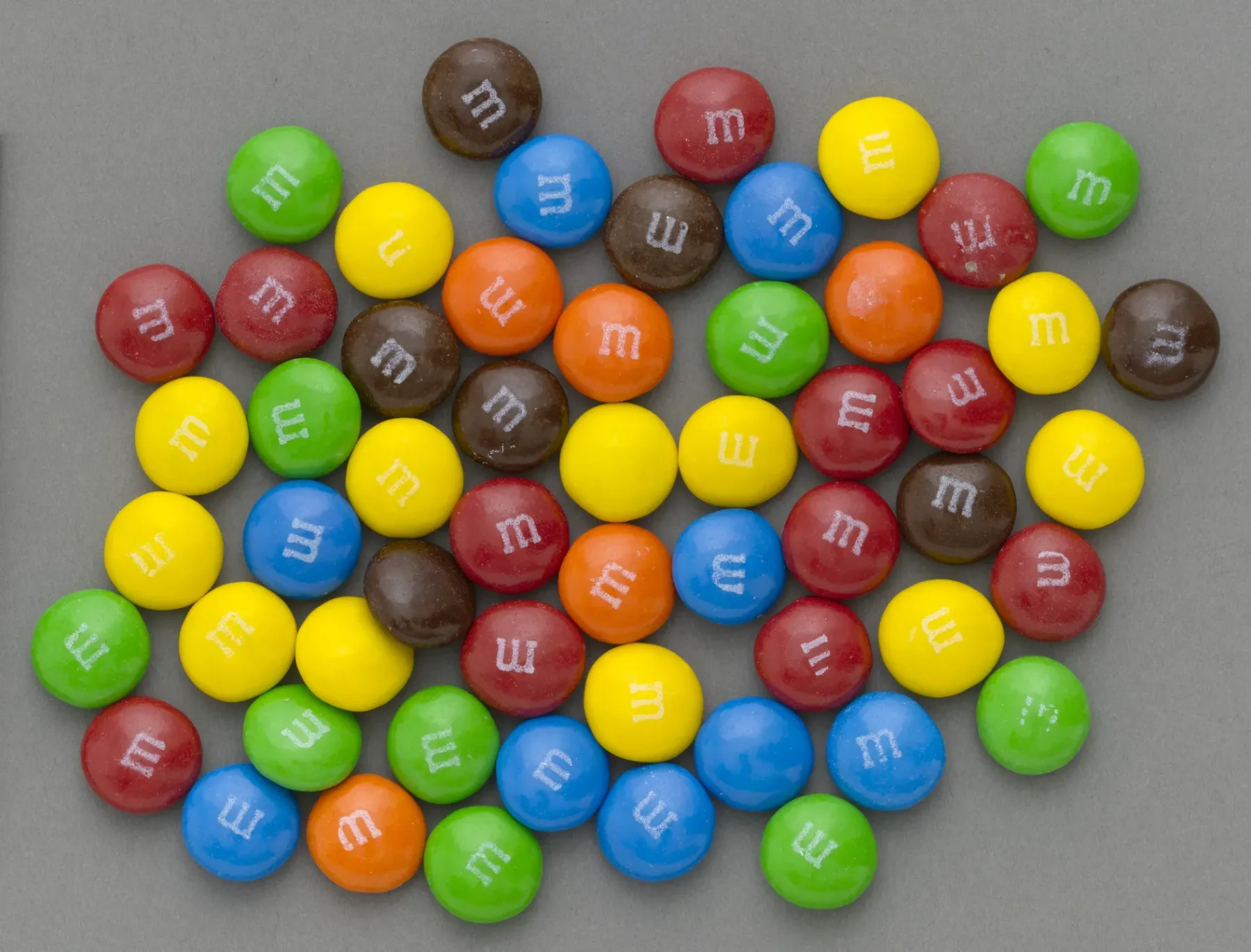 Ali veste, zakaj je na vsakem M&M’s bonbonu odtisnjena črka “m”?