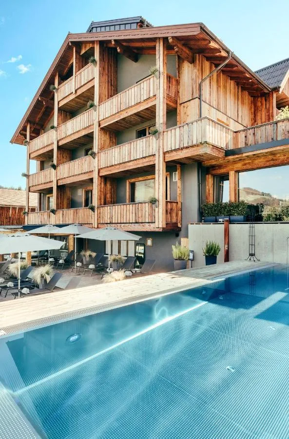 Almmonte Sensum Suites: rajska oaza v objemu Alp, ki združuje sodobni dizajn in vrhunsko kulinariko