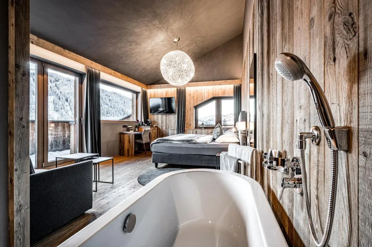 Almmonte Sensum Suites: rajska oaza v objemu Alp, ki združuje sodobni dizajn in vrhunsko kulinariko
