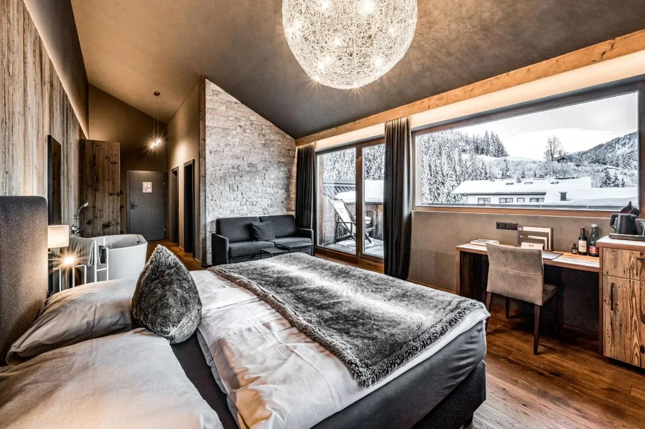 Almmonte Sensum Suites: rajska oaza v objemu Alp, ki združuje sodobni dizajn in vrhunsko kulinariko