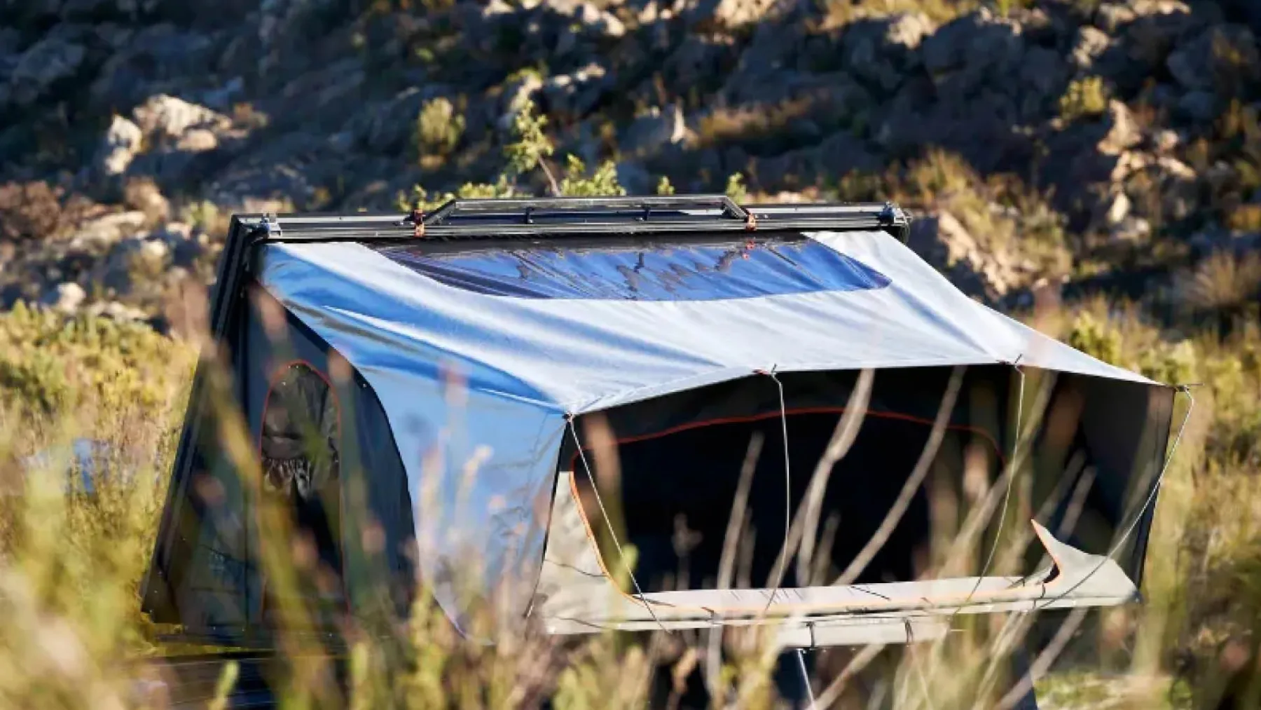 Alu-Cab RT-4S za 4 osebe: je največji družinski strešni šotor za overlanding