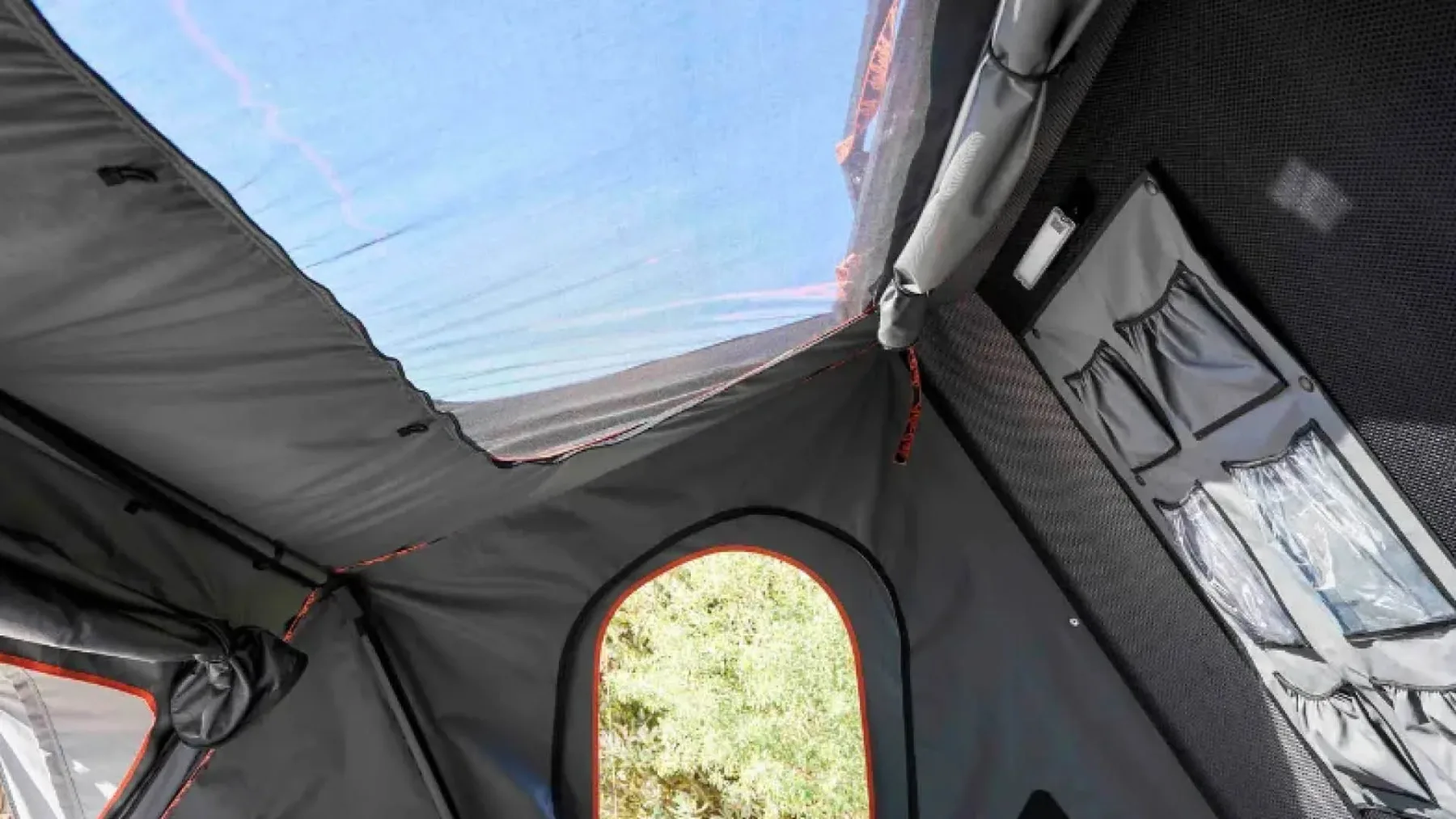 Alu-Cab RT-4S za 4 osebe: je največji družinski strešni šotor za overlanding