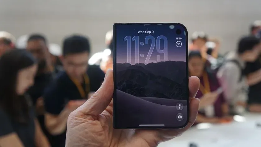 Apple iPhone Duo: Ko se Applov futuristični zložljivi prestiž začne lomiti pod pritiskom