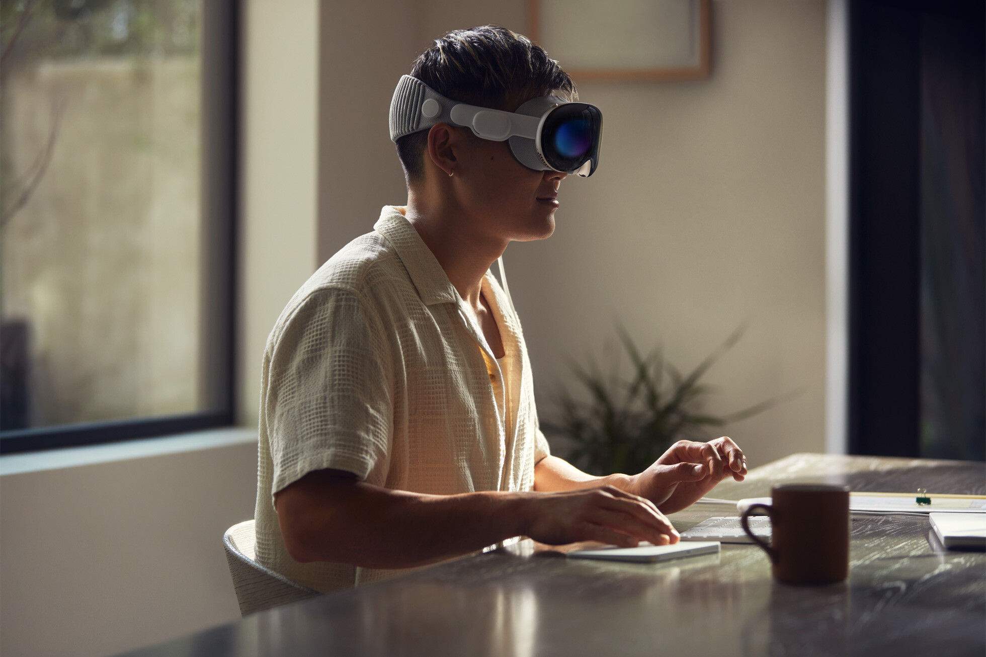 Apple Vision Pro v prodaji: Revolucionarna naprava ali pregrešno draga igrača?