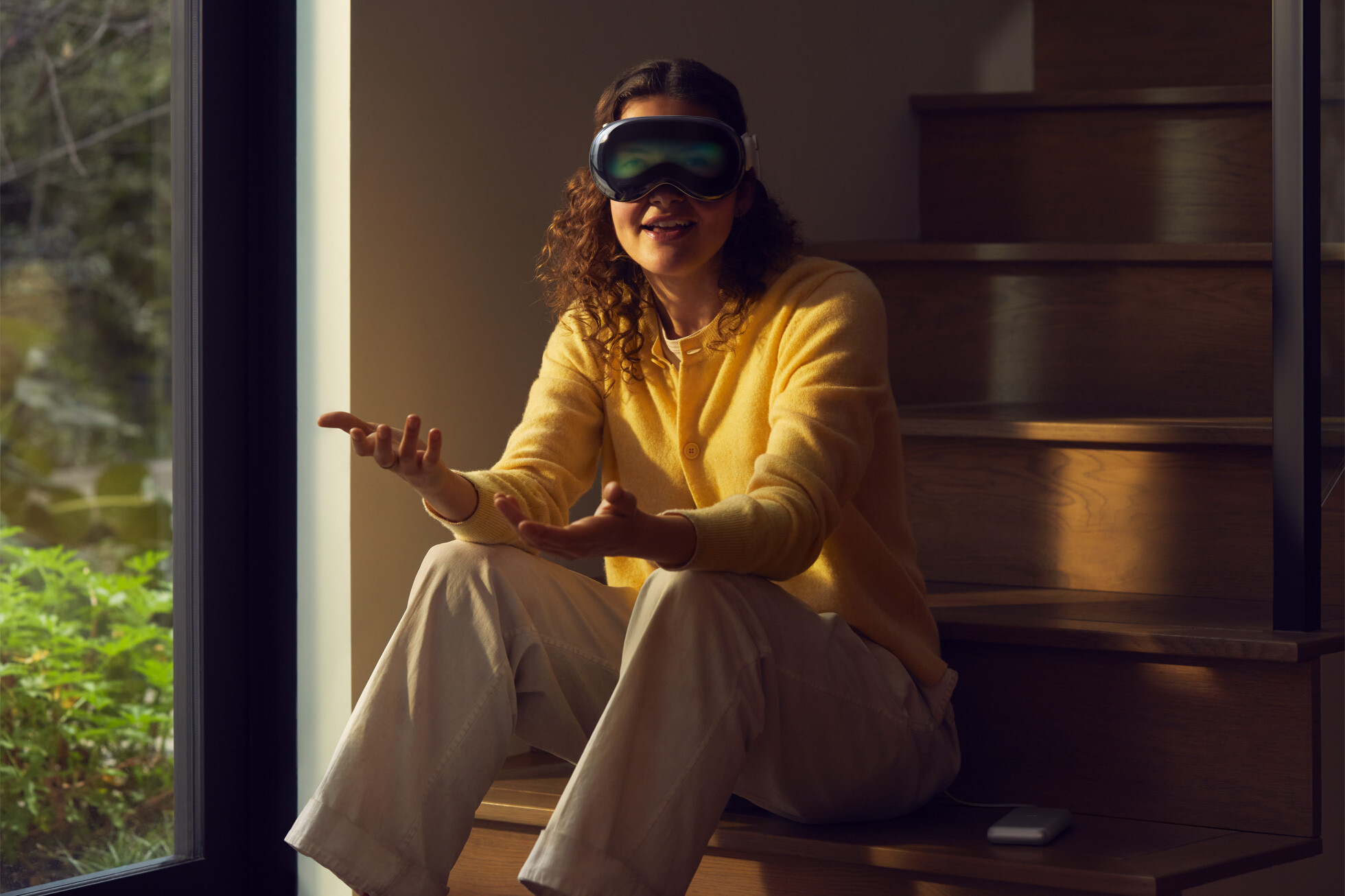 Apple Vision Pro v prodaji: Revolucionarna naprava ali pregrešno draga igrača?