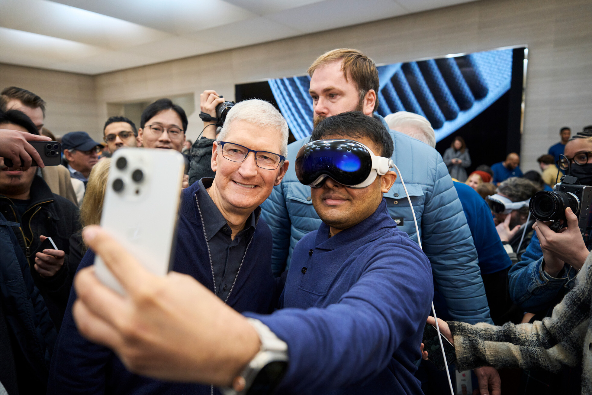 Apple Vision Pro v prodaji: Revolucionarna naprava ali pregrešno draga igrača?