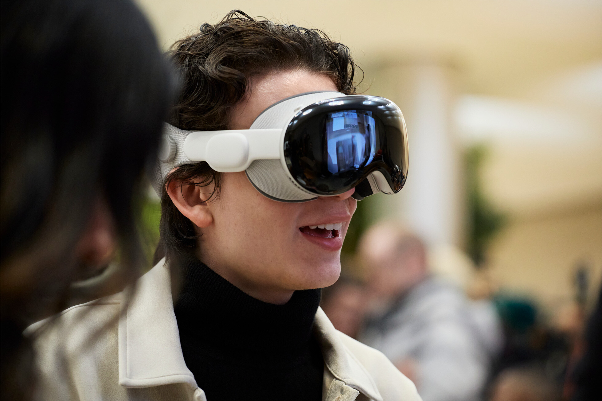 Apple Vision Pro v prodaji: Revolucionarna naprava ali pregrešno draga igrača?