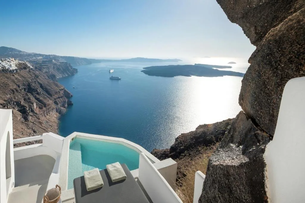 Aqua Luxury Suites na Santoriniju: lebdeče zatočišče nad spektakularno kaldero v Imerovigliju