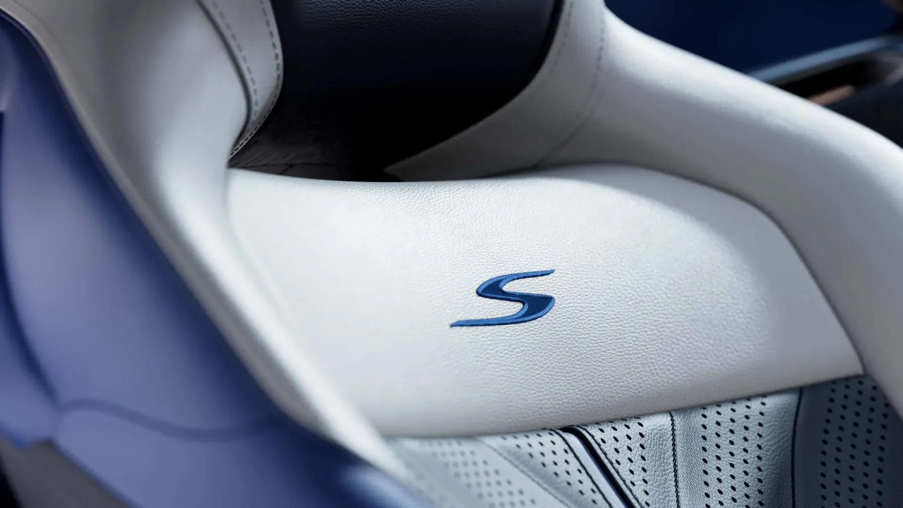 Aston Martin DB12 S: Ko »še malo več« postane umetnost