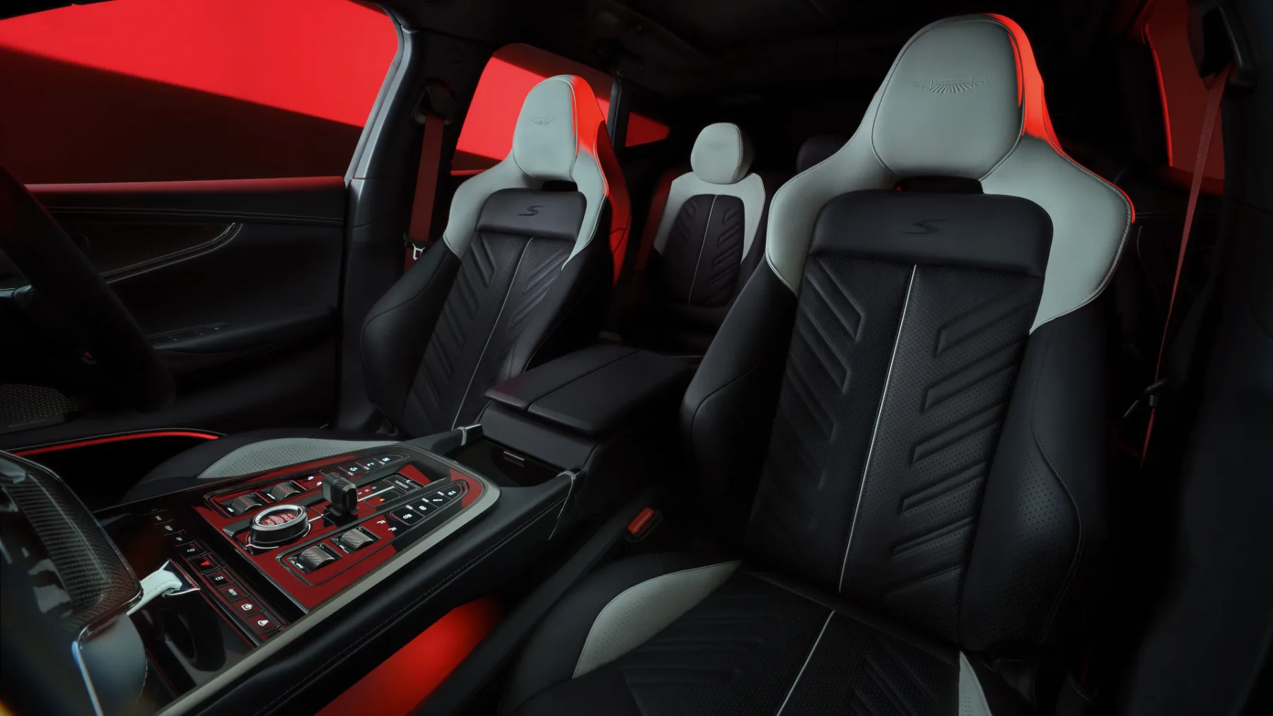 Aston Martin DBX S: najmočnejši SUV brez elektrike, ki je kdaj prišel iz Gaydona – odgovor na Ferrari Purosangue